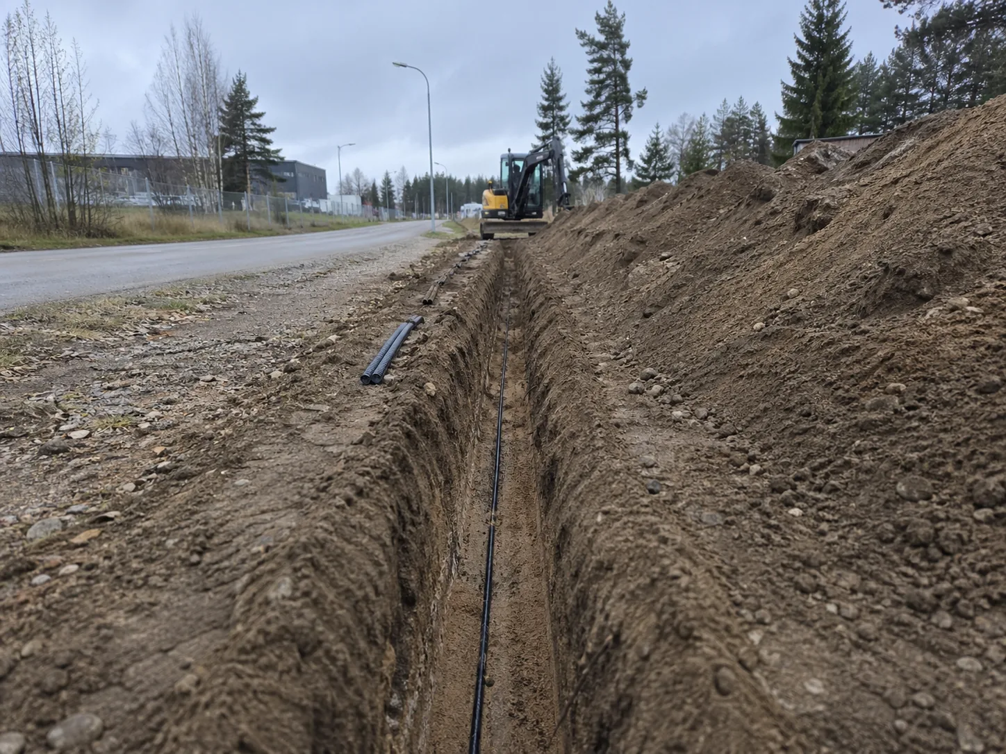 Kaapeliojan kaivuu ja kaapelireitin valmistelu Fimara Oy:n työmaalla Lataa